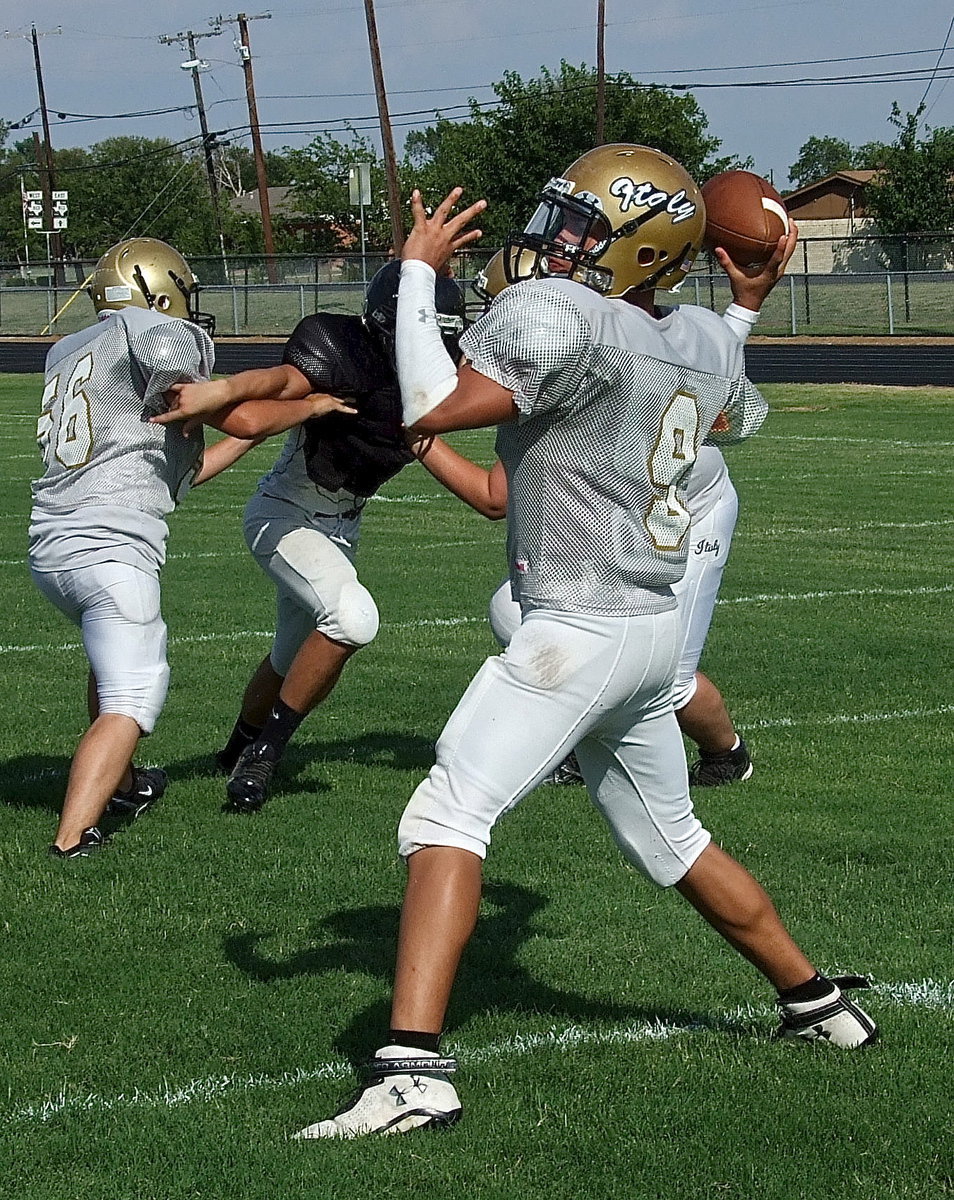 Image: Italy JV Gladiator quarterback Joe Celis(9) passes out to receiver Eli Garcia for a positive gain with Celis being a bright spot for Italy’s JV against Palmer on both offense and defense.