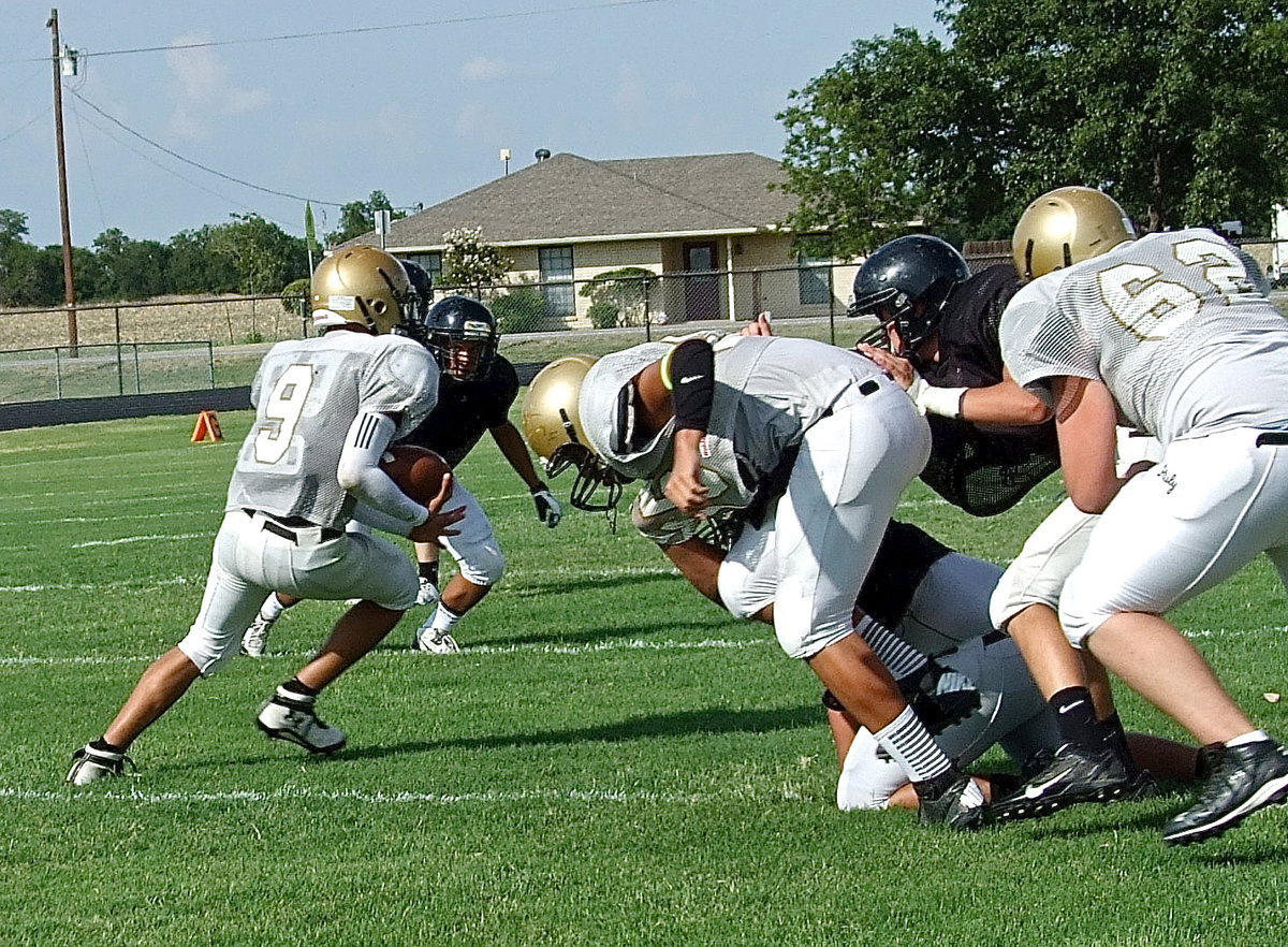 Image: Joe Celis finds a running lane thanks to David De La Hoya(55) and Austin Pittman(62).