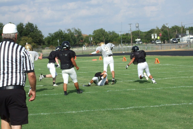 Image: Italy’s Joe Celis(9) nearly goes the distance but the Bulldogs kept nipping at his heels and got him down.