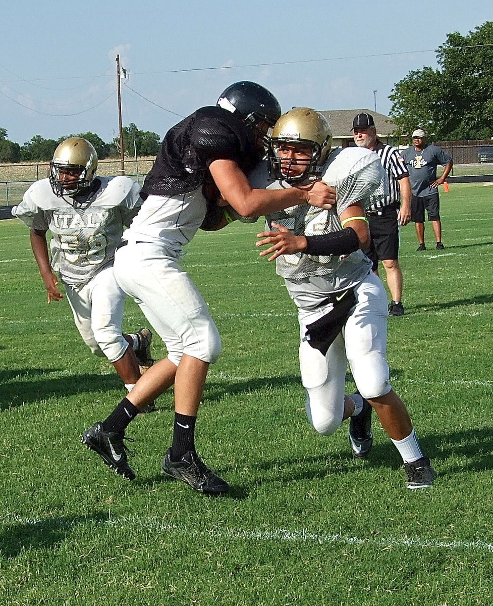 Image: Linebacker Kenneth Norwood, Jr.(58) and Defensive-end David De La Hoya(55) attack the Palmer backfield.