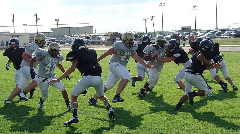 Image: Jorge Galvan(40), Arron Pittmon, Austin Pittmon(62) and Kenneth Norwood, Jr.(58) chase after a Palmer runner.