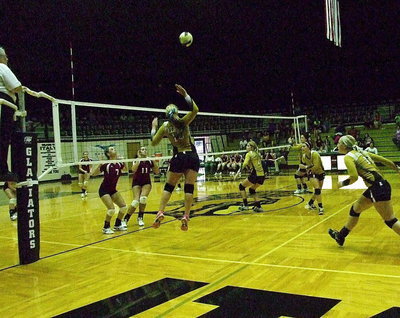 Image: Italy’s Madison Washington(10) climbs high for the spike attempt.