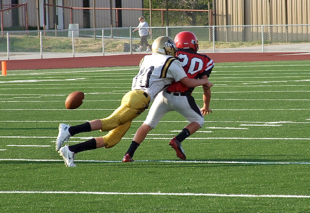 Image: Italy’s Clayton Miller(10) breaks up a Maypearl pass attempt,