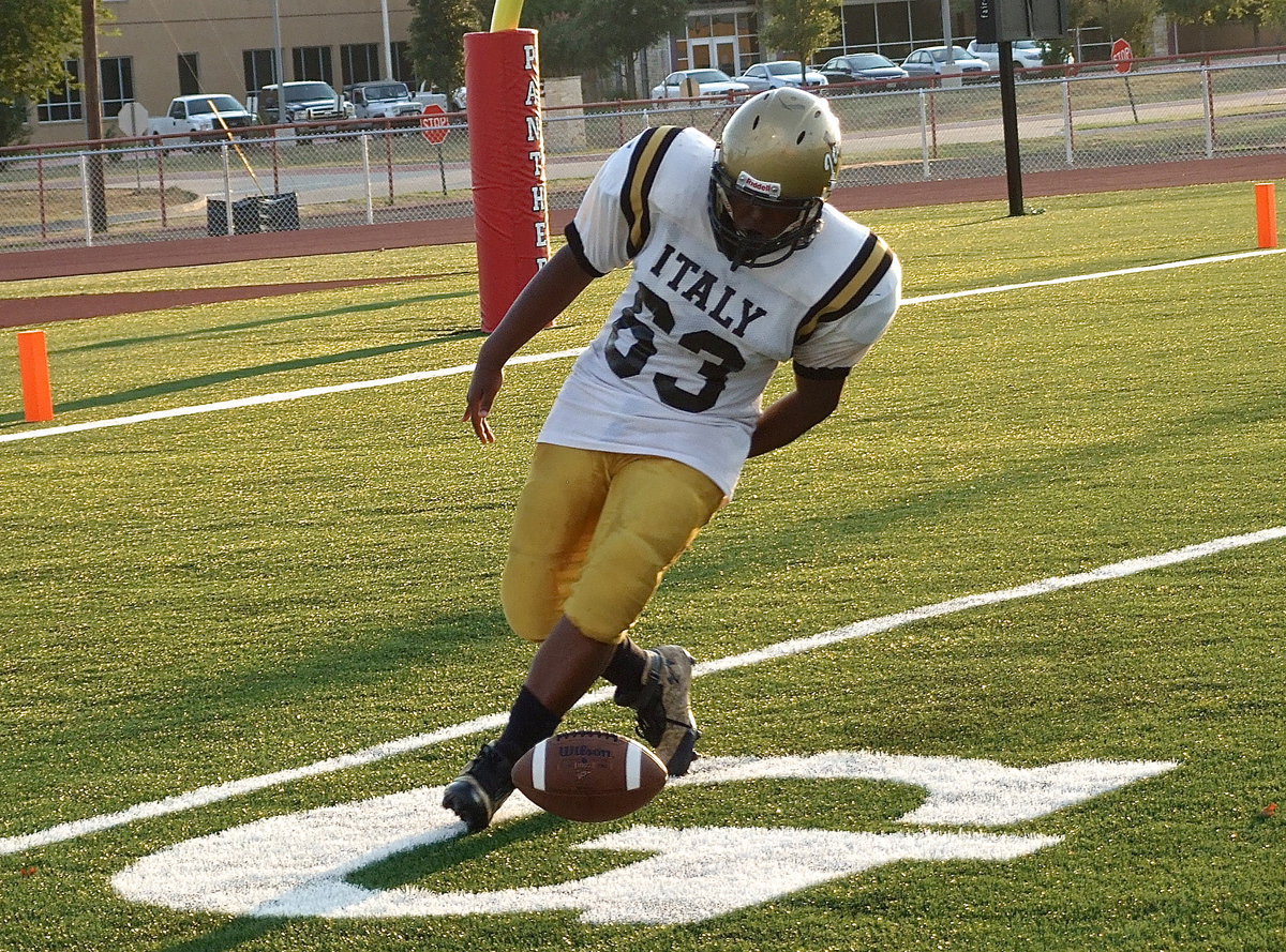 Image: Offensive guard Kenneth Norwood, Jr.(63), hustles downfield to down a JV Gladiator punt by teammate David De La Hoya at Maypearl’s 1-yard line.