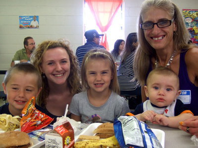 Image: John DeLaGarza (Pre_K3), Jessica Fredricks (aunt), Brooklyn Dela Garza (Pre K 4), Dene’ Charyn Bradley (grandmother) and Easton (6 months old) enjoying lunch.
