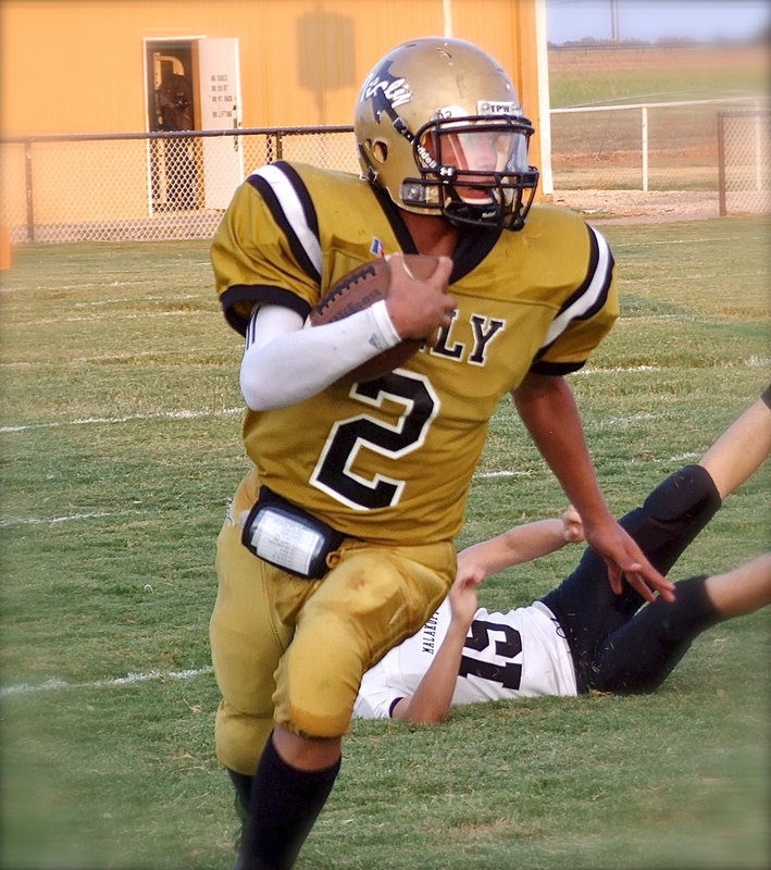 Image: Italy JV quarterback Joe Celis(2) looks for a running room against the visiting Malakoff JV Tigers last Thursday. Italy’s JV has gone scoreless on offense during it’s first two outings as Malakoff shutout Italy 41-0.
