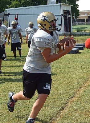 Image: Austin Crawford during a tip drill for defensive linemen as Italy’s JV Gladiators got ready to go against Malakoff.