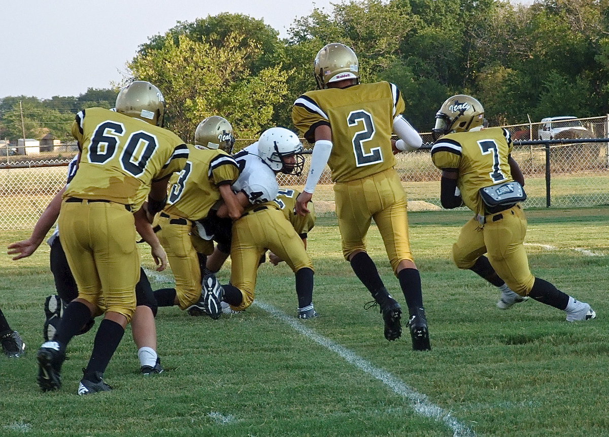 Image: Running back Johnny Norris(7) cuts inside a block on the edge.