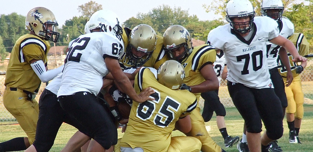 Image: Italy’s Austin Pittman(65), David De La Hoya(60) and Ray Salas(8) clamp down on a Tiger runner.