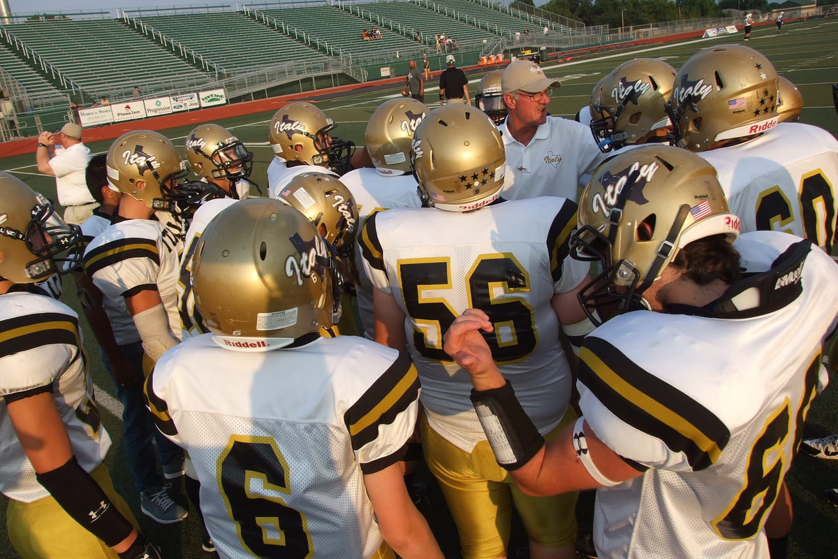 Image: Italy Gladiator AD/HFC Charles Tindol huddles his troops before doing battle against Malakoff.