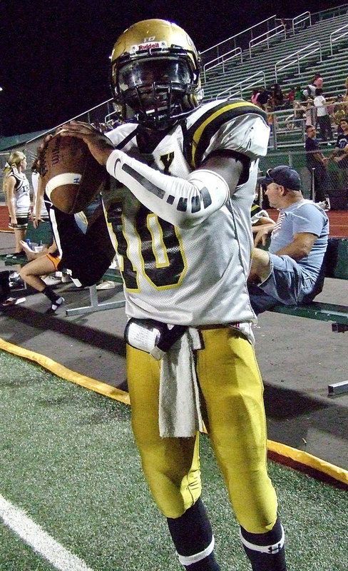 Image: Gladiator quarterback TaMarcus Sheppard(10) prepares to re-enter the contest.