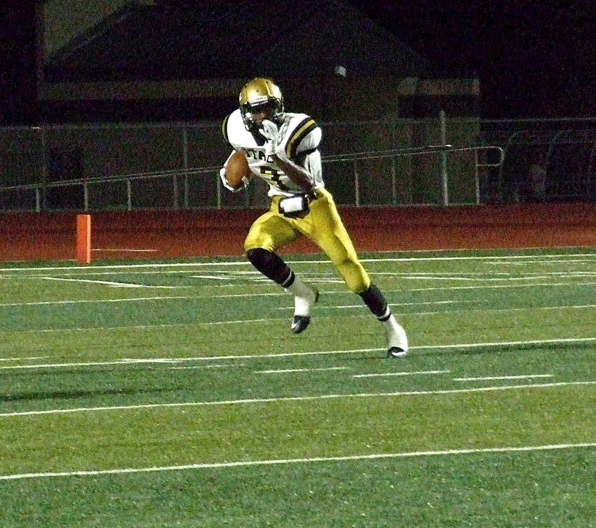 Image: Gladiator kick returner Tre Robertson(3) searches for a running lane.