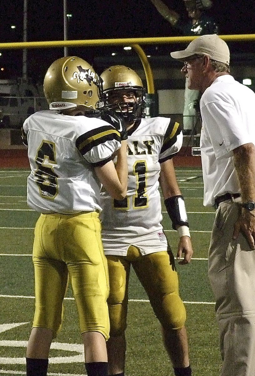 Image: Italy head coach Charles Tindol discusses a play with Clayton Miller(6) and Tyler Anderson(11).