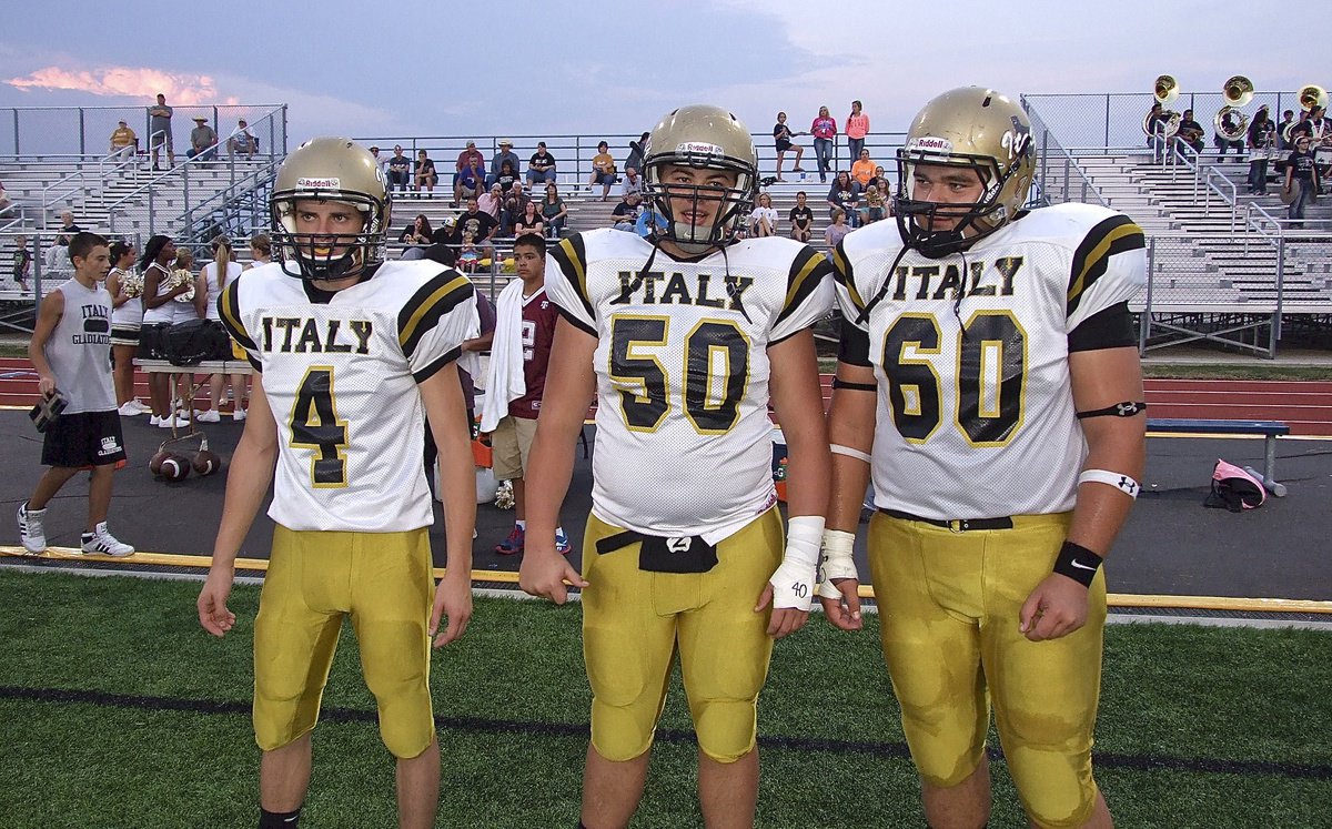 Image: Justin Wood(4), Zain Byers(50) and Kevin Roldan(60) get set for Italy’s Week 3 matchup against Sunnyvale.