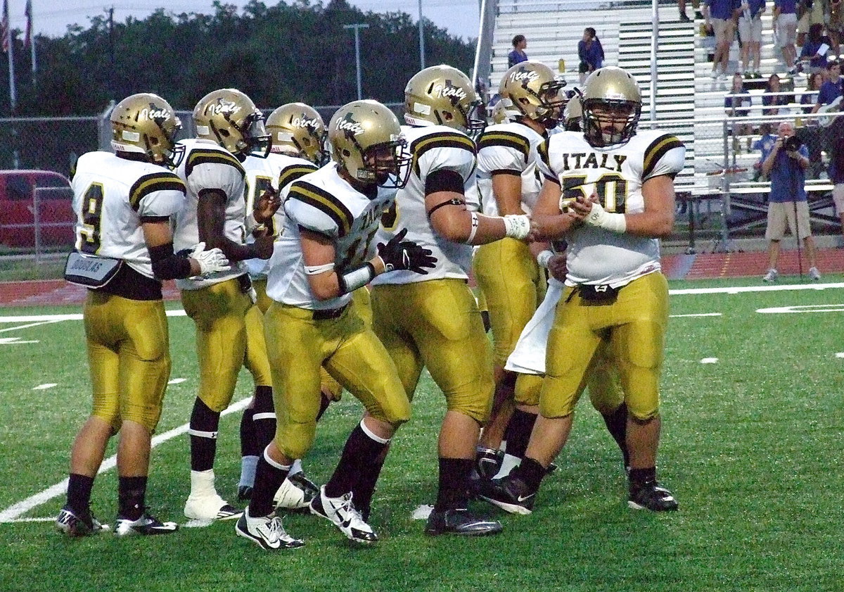 Image: Italy breaks the huddle ready to break some Raiders.