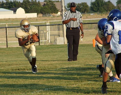 Image: Italy 8th Grader Kendrick Norwood(20) looks for running room.