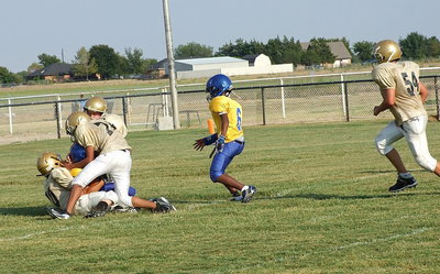Image: Ryder Itson(10), Jacob Wiser(74) and Cason Roberts bring done Sunnyvale’s punter.