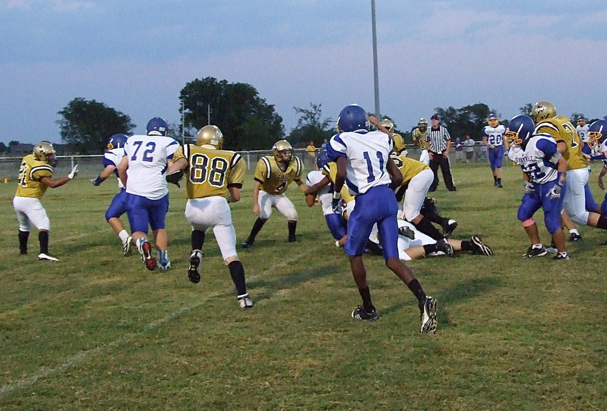 Image: Italy’s JV defense brings down a Raider runner.