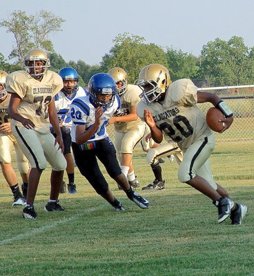 Image: Tackle Anthony Lusk(72) tries to spring teammate Kendrick Norwood(20) out of the backfield.