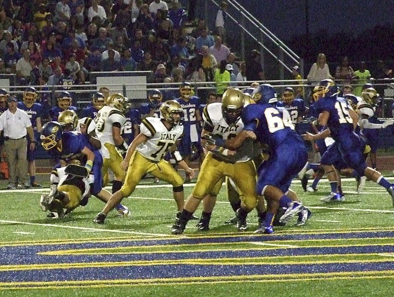 Image: Italy’s Kevin Roldan(60), Cody Medrano(75), a diving Hunter Merimon(9) and Darol Mayberry(58) block at the point of attack.