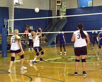 Image: Italy 8th grader Brycelen Richards(23) sets the ball for her teammates.