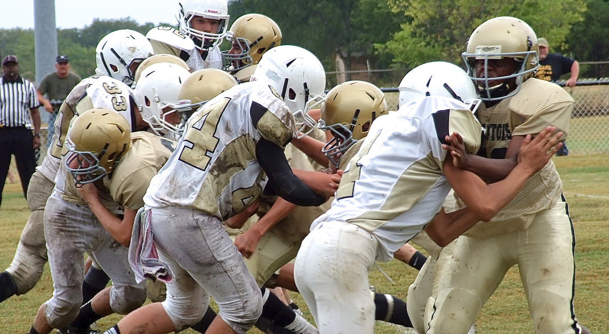 Image: Italy’s offensive line getting the job done against the Jags.