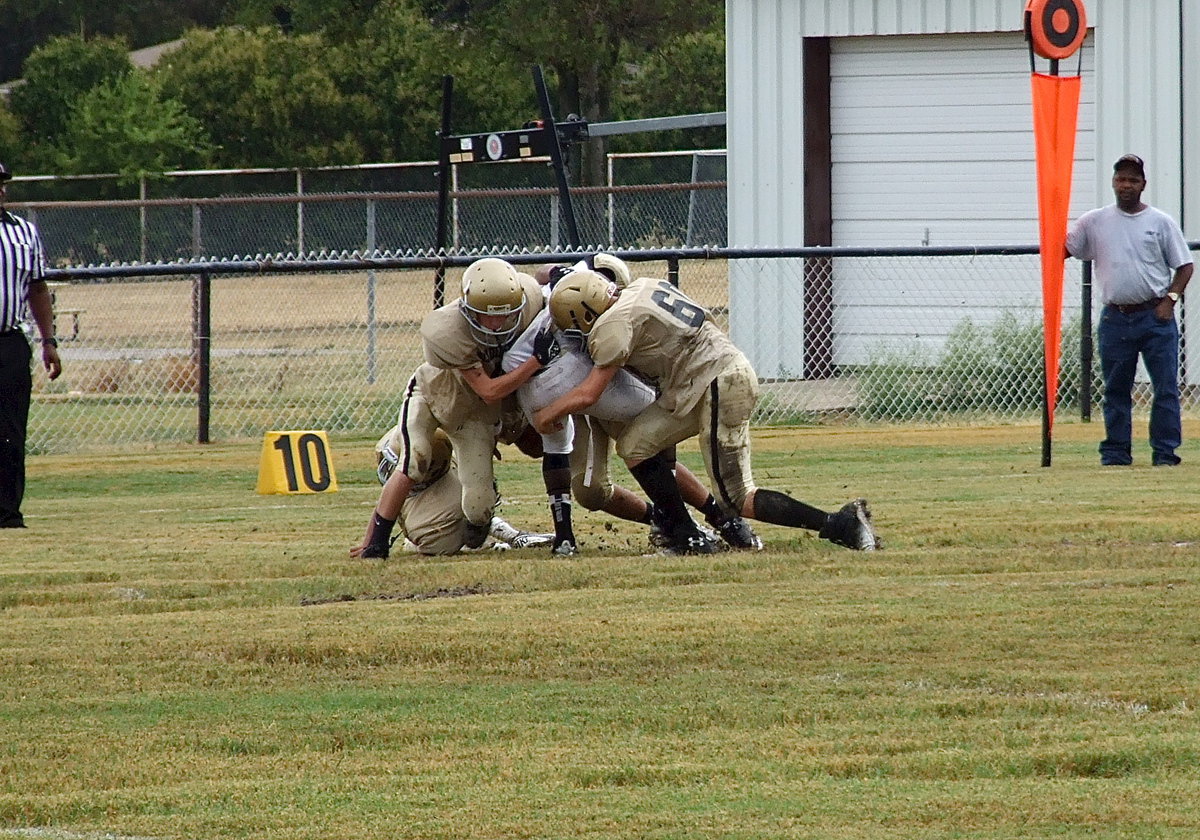 Image: Italy’s junior high defense swarms a Hubbard runner.