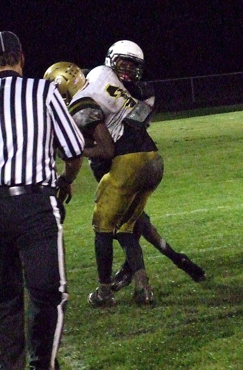 Image: Italy’s Trevon Robertson(3) pulls in a sideline pass late in the game and then steps out to stop the clock.