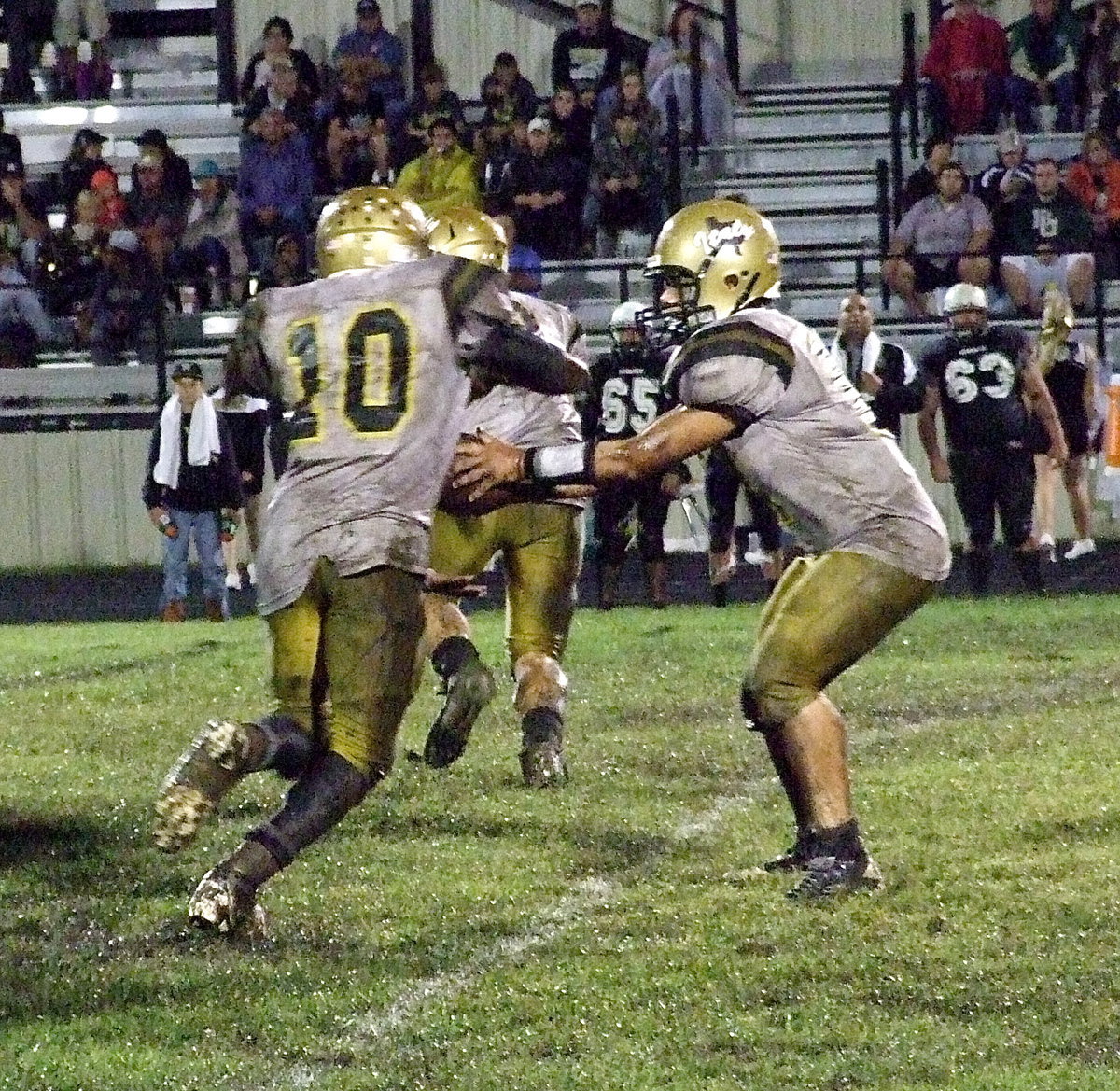 Image: Tyler Anderson(10) hands off to TaMarcus Sheppard(10) who follows Hunter Merimon(9) around the right side of Hubbard’s defense.