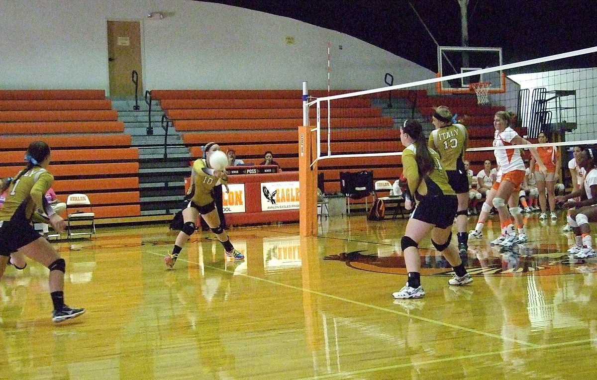 Image: Madison Washington(10) reacts to a serve from Avalon.