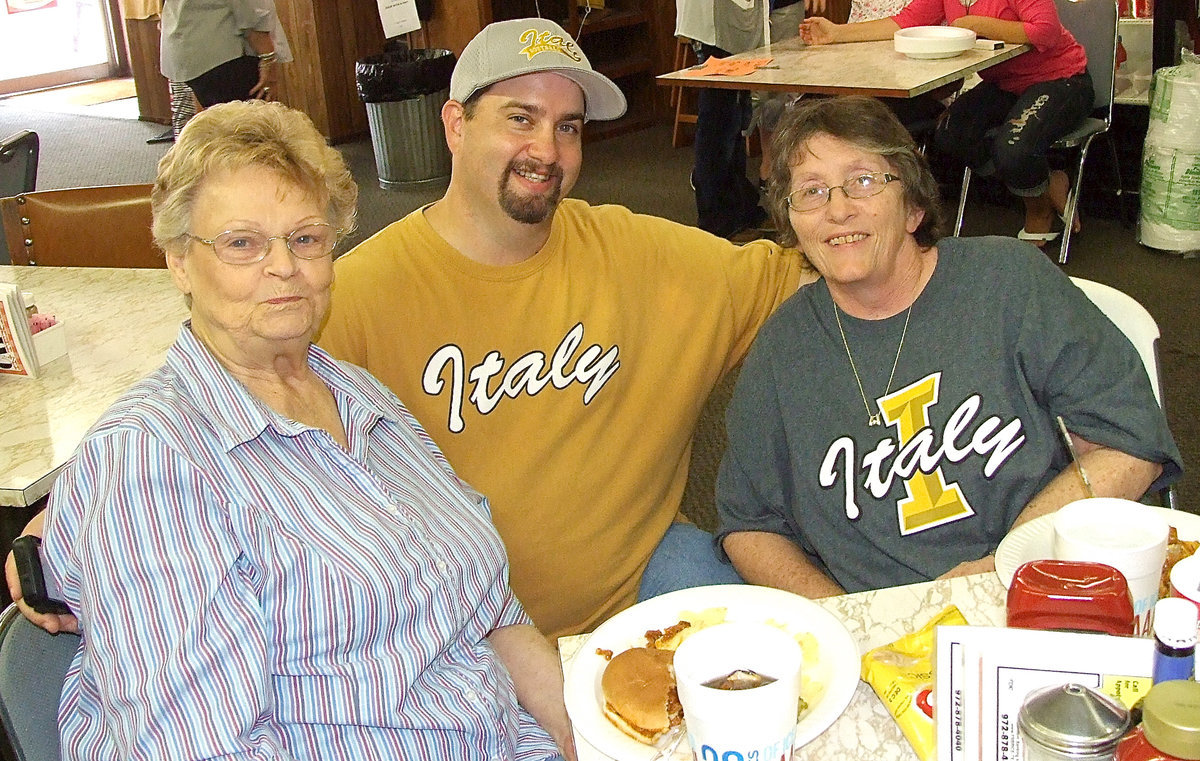 Image: Italy Neotribune reporter Barry Byers with Doris Mitchell, the owner of The Uptown Cafe who hosted the appreciation dinner, and Karen Mathiowetz, who recommended Barry to become a writer for Italy Neotribune. The event raised $2,081.00 towards a new camera.