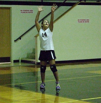 Image: Cassidy Gage(14) serves for Italy’s B-squad.