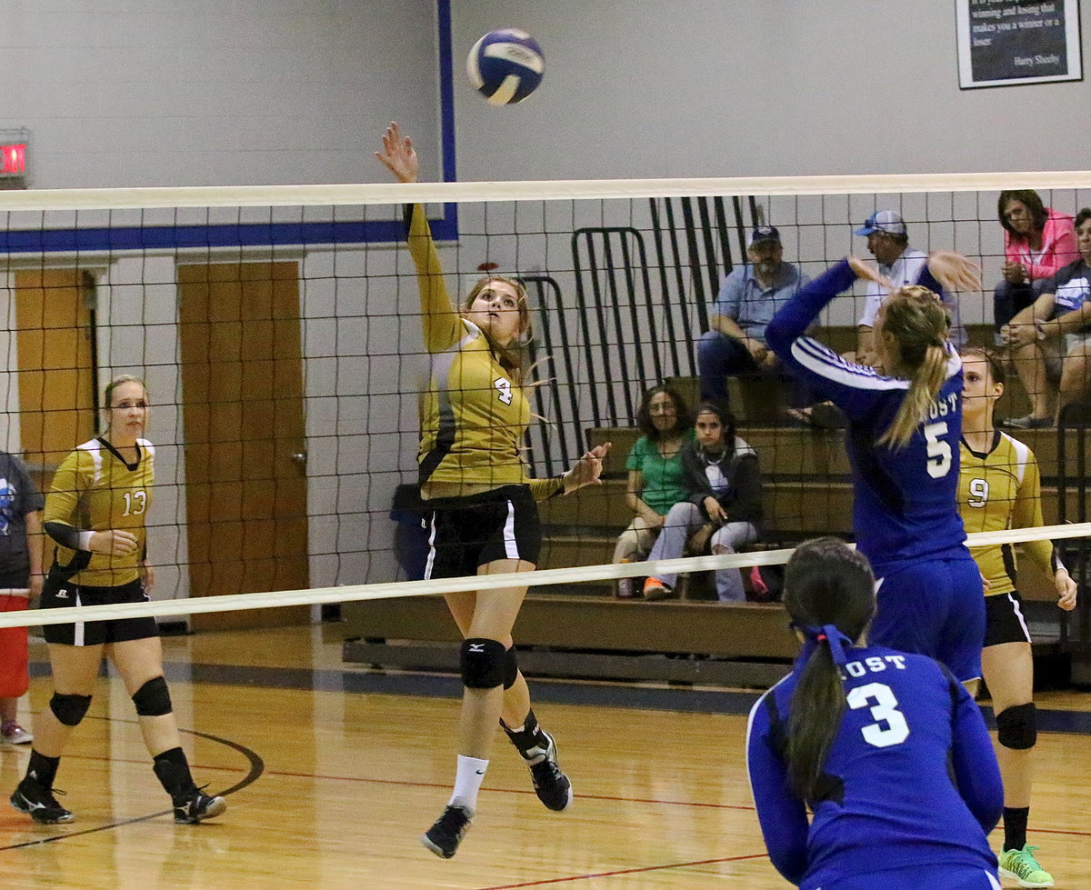 Image: Italy’s Halee Turner(4) sweeps in for the return but Frost sweeps Italy in 3 sets.