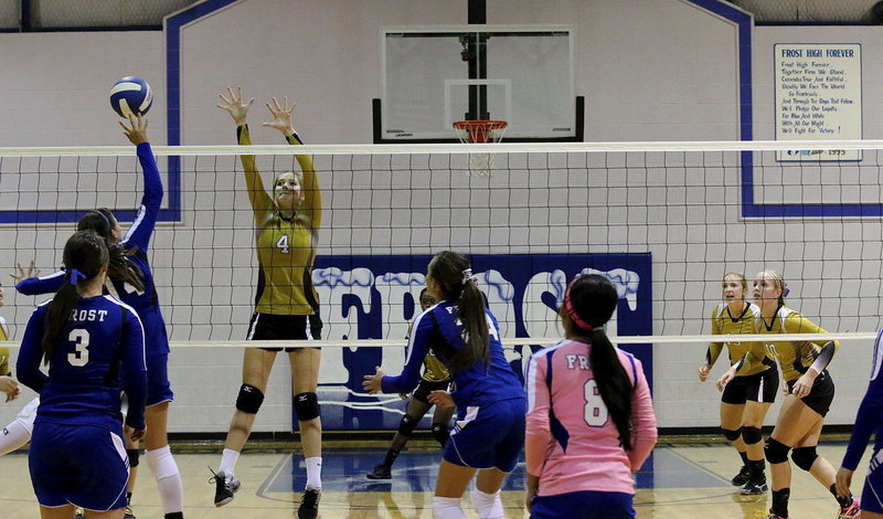 Image: Italy’s Halee Turner(4) tries to provide resistance at the net while Madison Washington(10), Jaclynn Lewis(13) and Kortnei Johnson(12) ready for the ricochet.
