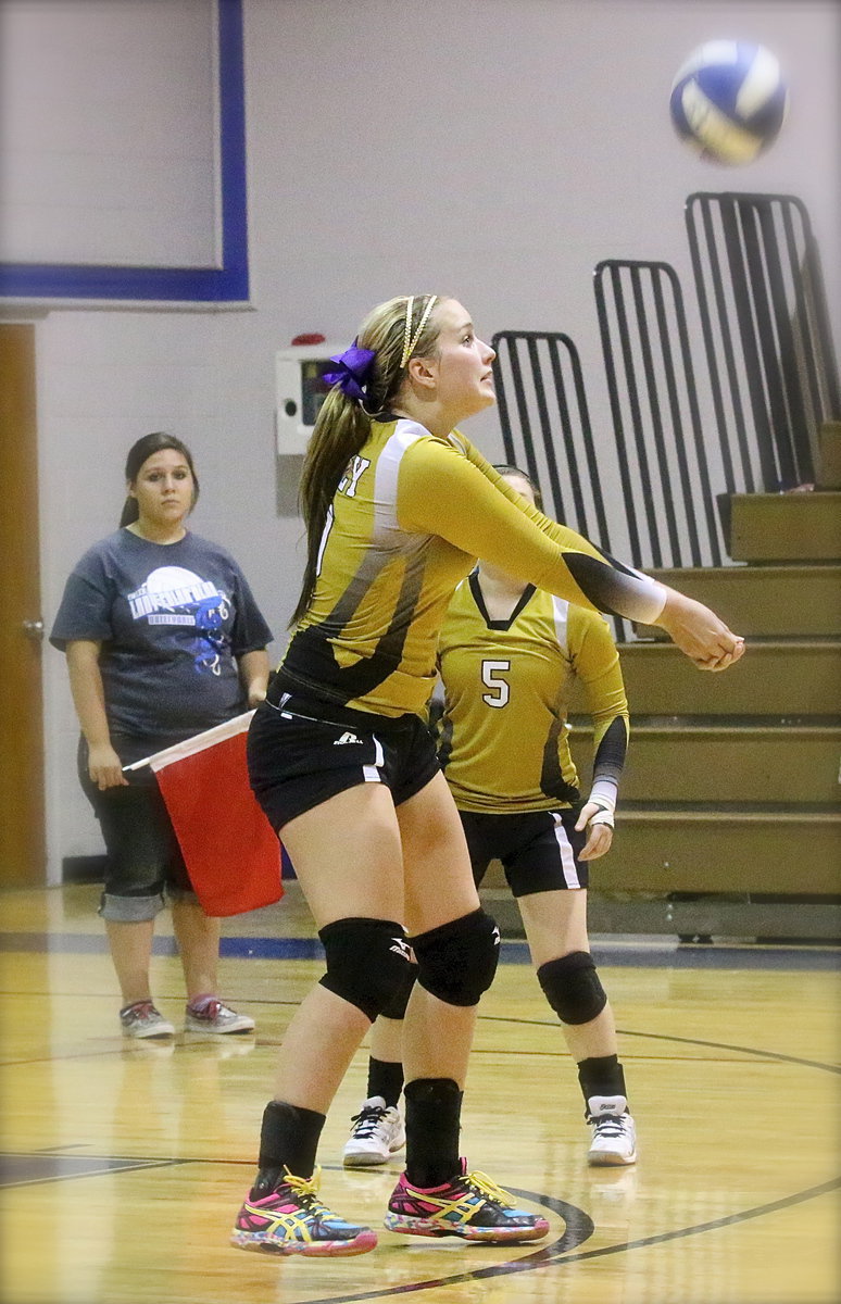 Image: Italy’s Madison Washington(10) bumps the ball up for her teammates.