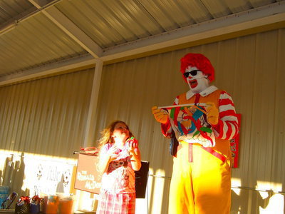 Image: Ronald McDonald and Rachel amazing everyone with their magic tricks.
