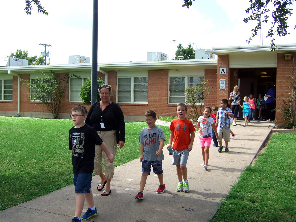 Image: Lucky students get to ride to CiCi’s Pizza in Waxahachie for lunch.