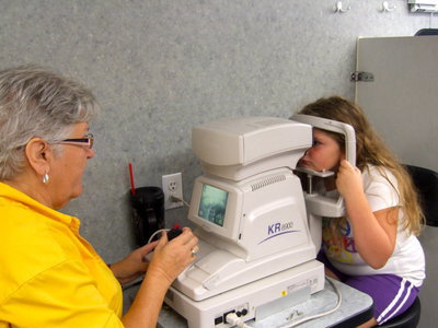 Image: Kathy Fletcher (Lions Club Sight &amp; Tissue Foundation) is helping to test the students’ eyes.