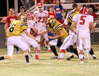 Image: Italy’s Clayton Miller(6) and Kyle Fortenberry(66) converge on a Hico back.
