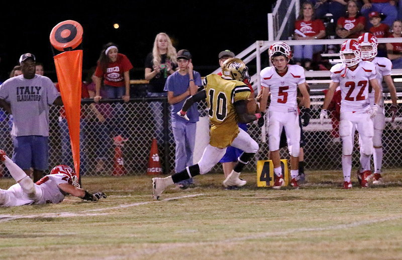 Image: TaMarcus Sheppard(10) breaks loose along Hico’s sideline.