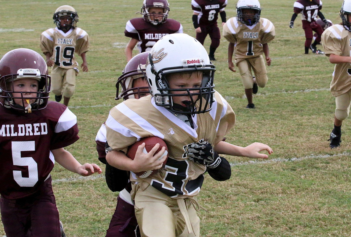 Image: The only second grader on Italy’s C-team roster, Dustin Duke(34) breaks for a long gain down Italy’s sideline.