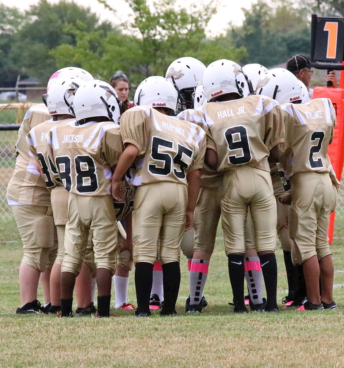 Image: The Italy offense huddles tight to get the play.