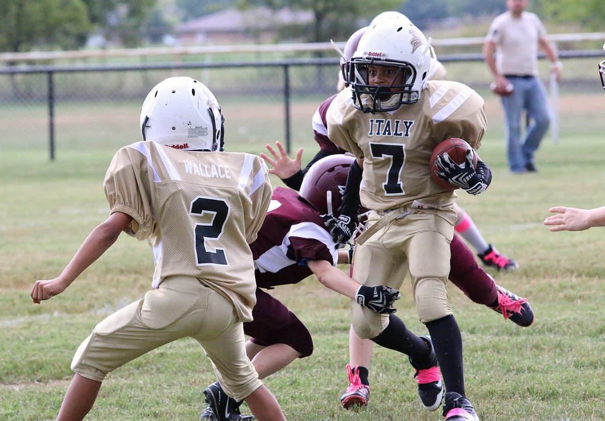 Image: Jalyn Wallace(2) gets the final block to spring Laveranues Green(7) into the end zone.