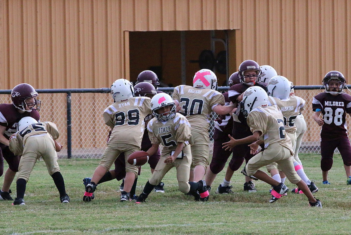 Image: Jeremy Munoz hands off to Jalyn Wallace(2) who runs left for the 2-point conversion behind solid blocking up front from Gabe Martinez(55), Wyatt Ryan(89), Bryce Ballard(30), and Phillip Huskins(90).