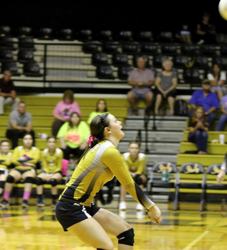 Image: Italy junior Bailey Eubank(1) helps lead the Lady Gladiators to a decisive 3 set win over Bynum.