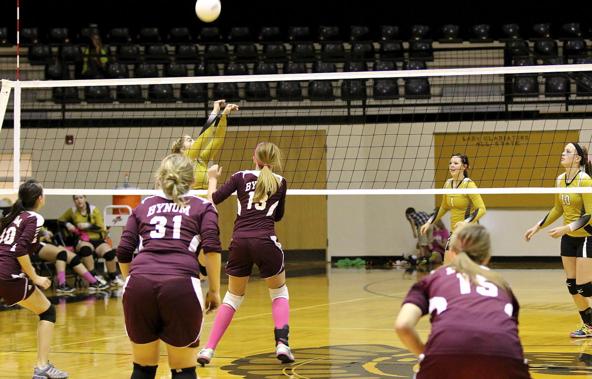 Image: Italy senior Taylor Turner(14) passes the ball to her teammates Bailey Eubank(1) and Madison Washington(10).