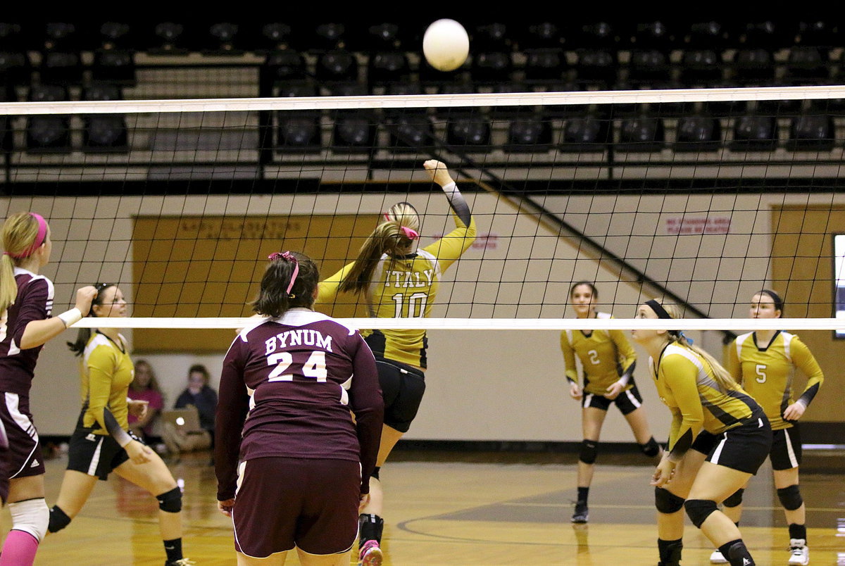 Image: Madison Washington(10) back taps the ball over to Bynum.