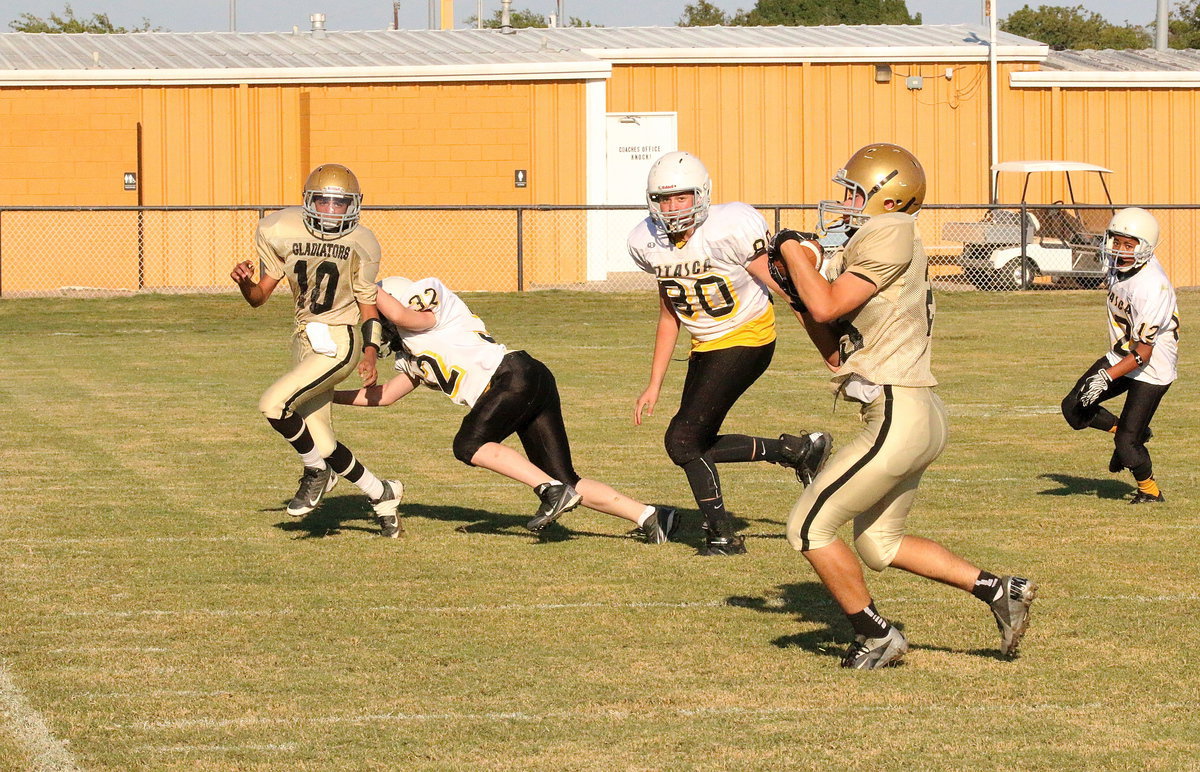 Image: During the Junior High game, quarterback Tylan Wallace(10) darts a quick pass on the numbers to Kyle Tindol(25) to get Italy’s passing game rolling against Itasca.