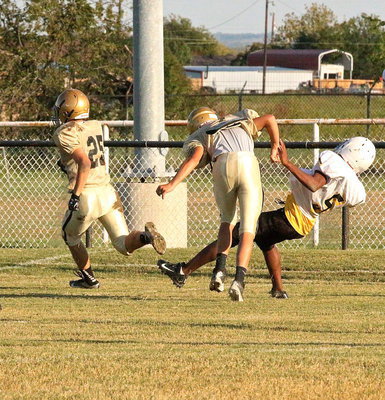 Image: Kyle Tindol(25) scoots into the end zone after a devastating downfield block by teammate Gary Escamilla(7).