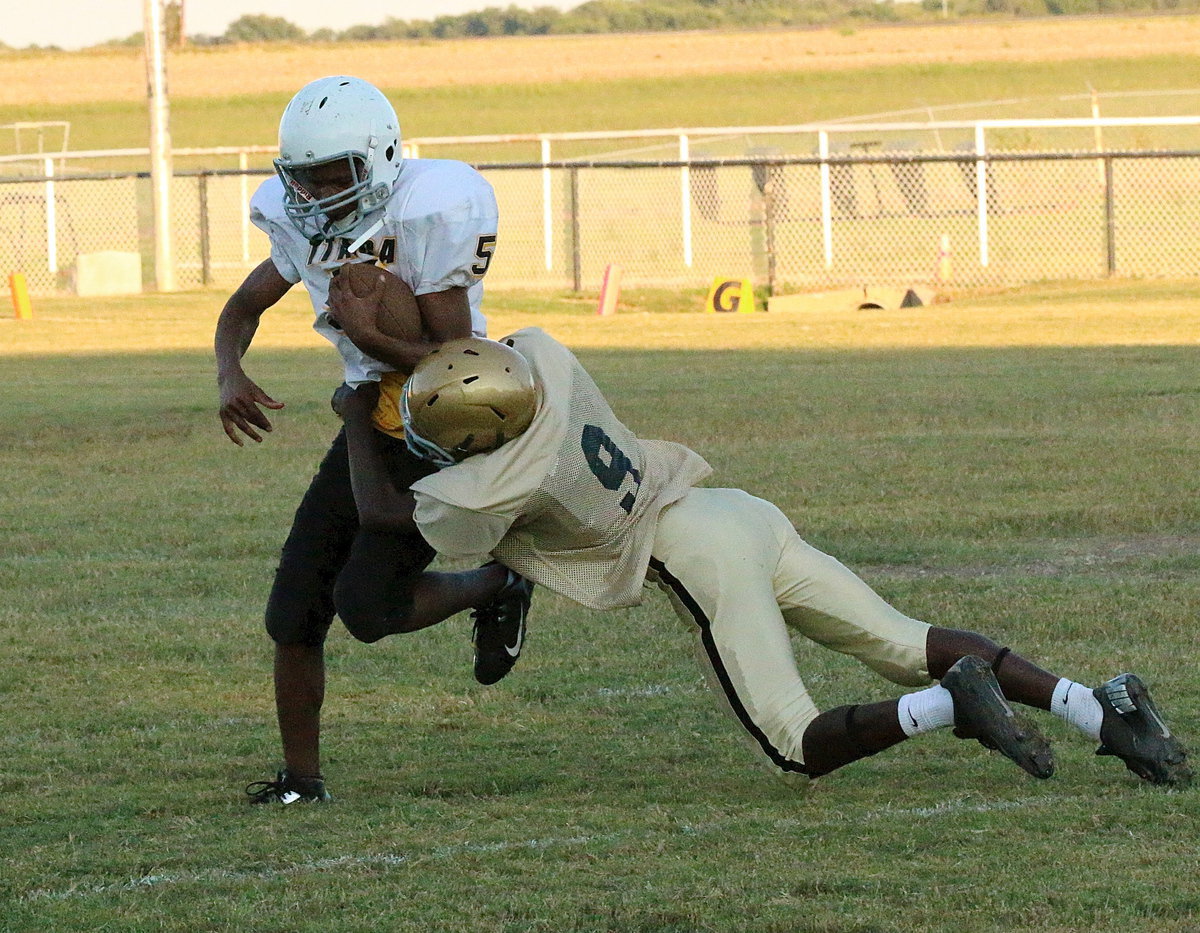 Image: Chasston Wilson(9) shuts down a sweep try by Itasca.